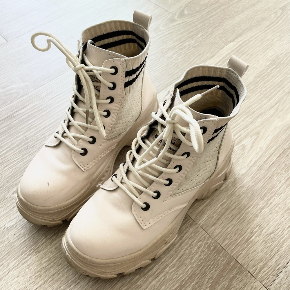 AEWLFTY boots! Size: 6 1/2. Barely worn!